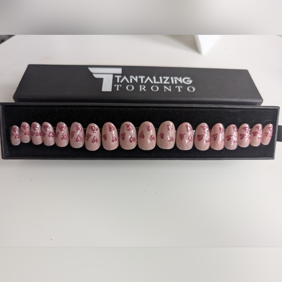 Tantalizing Toronto Pink hearts Nail Set - Picture 1 of 1